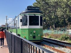 次は海東龍宮寺に向かうので、一個前の駅まで歩いて戻りました　緑の列車もあるんですね