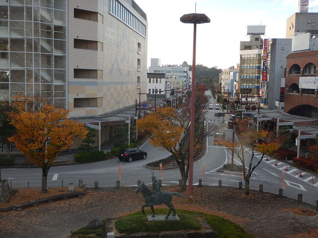 名古屋からは、新幹線に乗って、米原へ。<br />米原からは、ＪＲ普通電車で１駅。<br />彦根駅に到着。<br /><br />駅前には、井伊直弼像があり、まっすぐの道の先には、彦根城天守。