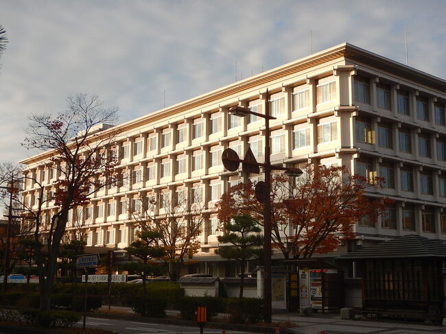 ホテルまでは、お迎えも来てくれるらしいけど、たいした距離ないようなんで、歩いて行きます。<br /><br />途中のなんかオシャレな建物。<br />彦根市役所でした。