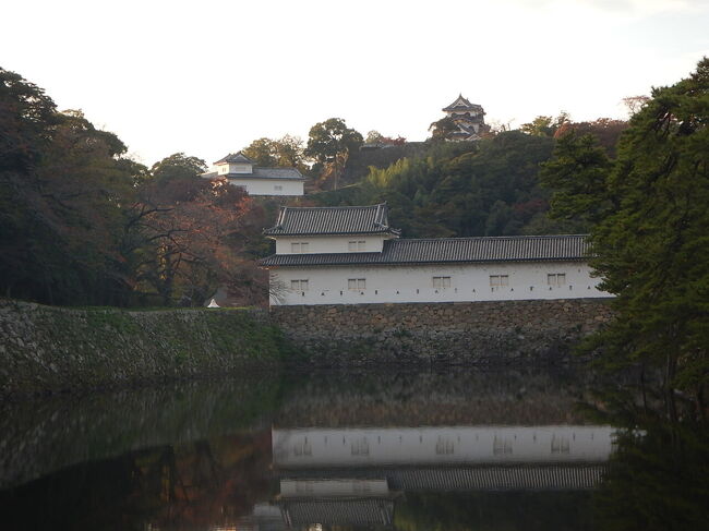 駅から歩くこと１０分ぐらい。<br />彦根キャッスルリゾート＆スパに到着です。<br /><br />ホテル名のとおり、お城の真ん前にあるホテルです。