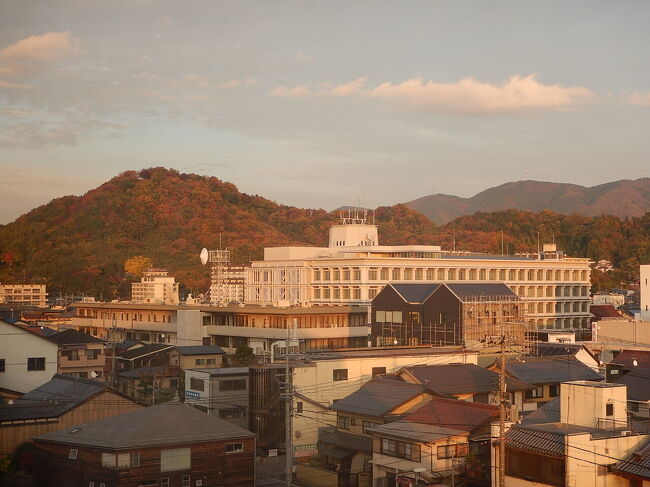 城と反対側には、夕陽を浴びた佐和山城と彦根市役所。<br />山々の紅葉がキレイ(^-^)v