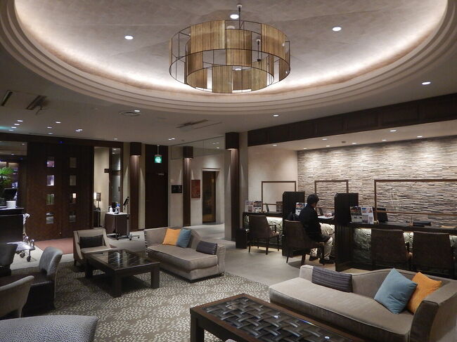 フロントとロビー。<br />座って手続きします。