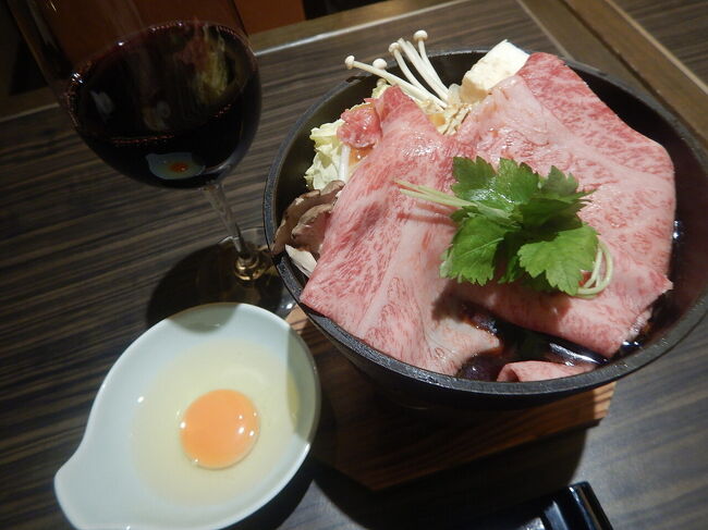 近江牛すき焼き。<br />通常だとハラミ肉ですが、有料でリブロースに変更しました。<br /><br />玉子も美味しいけど、やっぱ鍋ものだからか、以前の箱根の佐賀牛の方が美味しく感じました・・。一人鍋の限界かなぁ。