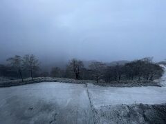 朝起きるとうっすら雪景色でした。
出発が11時と遅いのに温泉は6時から8時45分までしか開いていないので朝食前に温泉で温まりました。