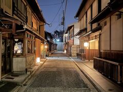 膏薬の図子（辻子）＝こうやくのずし

図子（辻子）とは…
京都の小路のひとつを指す言葉

2つの大通りを結ぶ抜け道状の小路を
図子または辻子（どちらも『ずし』）、
大通りから袋小路になっているものを
路地（ろうじ）と呼ぶのだそう

膏薬の図子（辻子）は四条通から
1本南側の綾小路通まで抜ける小路です