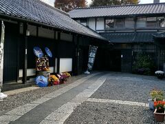 鳥居の真ん前にあるお店の裏には食事が出来る場所もありました（予約制？）