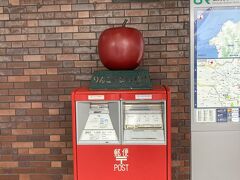 弘前駅では、ポストにりんごが！かわいい