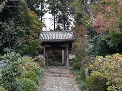 今日は浜松へ友人とお散歩。先ずは紅葉の龍潭寺を見に行きましょ。
山門は江戸時代の建物です。