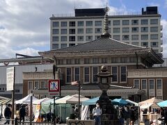 JR奈良駅の旧駅舎は、奈良の神社仏閣がイメージできるとても風情がある建物です。
駅前では、野菜など色々なものを売っている出店が、とてもたくさん並んでいました。