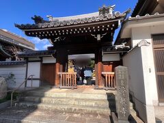 友人と合流できたので、奈良駅前の三条通りを少し散策しました。
浄教寺というお寺が、開門していたので入ってみました。
創建は鎌倉時代のようですが、大阪にあったものが、戦国時代に奈良に移転したようです。
その後、建て替えられていて、本堂自体は新しいですが、山門は江戸時代末期のもののようです。