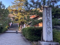 数分歩いて、長谷寺に到着。
緩やかな坂道を登っていきます。