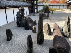 方丈庭園（拝観料500円）

方丈とは、禅宗寺院における僧侶の住居であり、後には応接間の役割が強くなった、とされます。

方丈の四隅に庭園を巡らせたのは東福寺だけだそうで、昭和14年、作庭家の重盛三玲によって完成されました。

お釈迦様の生涯の八つの重要な出来事にちなんで命名された、
「蓬莱」「方丈」「瀛洲（えいじゅう）」
「壺梁（こうりょう）」「八海」「五山」
「井田市松（せいでんいちまつ）」「北斗七星」

以上、八つのお庭からなる「ハ相の庭」

こちら↑は、そのうちのひとつ「八海」です。
渦巻く砂紋と石が、心を穏やかに鎮めてくれます。
