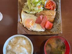 
おはようございます

「いよんち」さんは建物１Fにある居酒屋さんで朝食をいただきます

シンプルで一番好きなタイプの朝食でした　美味しかったです

やっぱ民宿とかゲストハウスの朝食っていいな　二日酔いでも食えちゃうんだからw


さて、今日は絶景ビーチで泳ぎます

今日もいいお天気ですよー　海水浴日和です

昨日高月山展望台から見た古座間味ビーチが綺麗すぎました

古座間味ビーチ楽しみですねー　ウキウキw