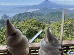 デザートに葛城コーヒーのモカソフトとかつらぎ茶屋のバニラソフトクリーム