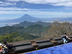 石張りエリアにある大きな水盤