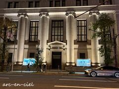 三井住友銀行大阪中央支店。
1936（昭和11）年に建てられ、当時は旧三井銀行大阪支店でした。
日中よりも、ライトアップされたこの時間帯の方が、存在感を放つ建物です。

以前、この支店の南隣に三越百貨店があり、その昔はこの辺りは、「三井財閥」で栄えていたのではないかと。