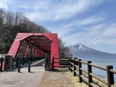 山線鉄橋

北海道で一番古い鉄道経だそうです。
1899年に北海道官設鉄道上川線の空知川（砂川～妹背牛間）に架けられていた第一空知川橋梁。
英国技術者ボーナルの設計の英国製ダブルワーレントラス橋です。

その後、王子製紙株式会社がこの橋の払い下げを受け、現在の位置に移設されたそう。

支笏湖温泉地区には1908年から苫小牧に工場を持つ王子製紙によって軽便鉄道が敷設されていました。
当時、木製の橋を渡っていましたが、1924年に今の橋に架け替えられ、1951年に廃線になるまで活躍していたそう。
現在は歩行者用の橋になっています。

