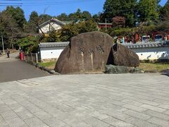 国宝犬山城
友達と犬山城に行きました。入口の大きな石に「犬山城」と刻んであります。