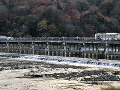 　2022年11月28日（月）旅行2日目の続き　
　渡月橋。ここを境に、上流は大堰川、下流は桂川と呼ぶそうです。
　京都市内の高台寺からわざわざ、夕食のためだけに、渡月橋ほとりの「レストラン嵐山」へ。コロナ禍で、阪急の基準を満たすレストランが、街中にないからとのこと・・・往復時間がもったいないと思うのですが。
