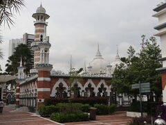 1909年に建造されたクアラルンプール最古のモスク「マスジット・ジャメ」へ。クアラルンプール駅等も手掛けたアーサー・ベニソン・ハバックによって設計されました。