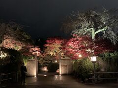 庭園がきれいな門。京都吉兆　嵐山本店。
来たいなぁ・・・
近くに翠嵐ラグジュアリーコレクションホテル京都があります。
素敵だけどアクティブに歩く私には少し不便かなぁ