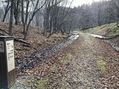 士幌線跡が歩けるようなっています。一旦、旧糠平駅とは反対方面へ。