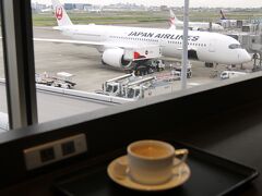 慌ただしく羽田に移動。一杯のコーヒー片手に飛行機を眺めるのが
好き！短い時間だったけど、出掛ければ楽しいことが起きる！
コロナで萎縮した生活を送っていたけど、出掛けて良かったです。