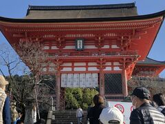 　清水寺　仁王門
　丹塗理の美しさから「赤門」とも呼ばれます。入母屋造、檜皮葺。幅10m、塔高さ14m、両脇に鎌倉時代の仁王像。

清水寺の成り立ち
　778年　夢でお告げを受けた延鎮上人が、音羽山に草庵を結んだ。
　798年　征夷大将軍の坂上田村麻呂が仏殿を寄進し、千手観音を安置し、寺院として整えられた。　
