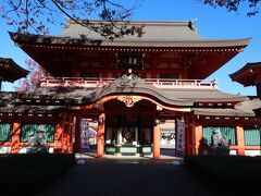 公園に隣接して妙見本宮千葉神社があります。千葉氏の守護神である北辰妙見尊星王（妙見菩薩）を本尊とする寺院（千葉妙見宮）として建立されたのが始まりです。