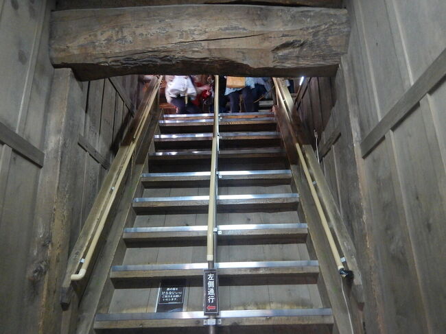 天守の中にも入れます。<br />復元したものではないので、昔ながらの急勾配の階段に、みなさん一苦労。<br />今日は空いてる方だけど、ピークの日は、大行列になるようです。