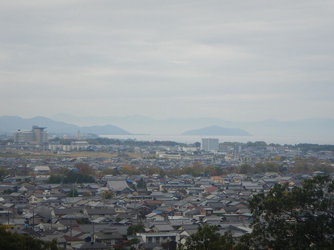 琵琶湖にある島、沖島かな。