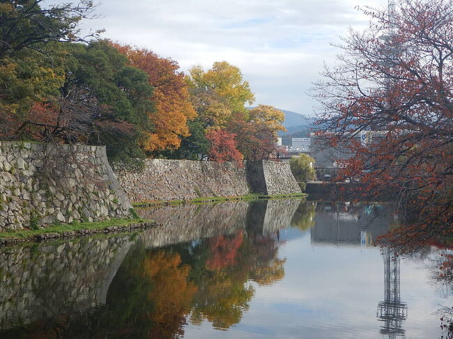 夢京橋キャッスルロード側のお堀まで、下ってきました。<br />ここの紅葉は、キレイでした。