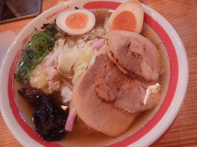 チャーシュー、煮卵入りのちゃんぽん。<br />透き通った鳥ガラスープが、近江ちゃんぽんの特色。<br />お酢を入れると、さらに美味しいらしいけど。<br /><br />うん、うん。<br />さっぱりとしていて、めちゃくちゃ美味しかった！