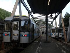 橋の上にある駅で普通列車の到着を待って発車