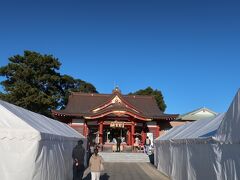 稲毛浅間神社。
社殿は東京湾を隔てて富士山と向かい合って建立されています。
七五三で大賑わいでした。