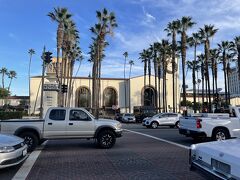 どこへ行くにもこのユニオンステーションから出発です。

1939年3月開業のロサンゼルス一美しい駅。複数の鉄道会社の長・短距離電車のほか、バスやシャトル、タクシーなど多くの公共交通機関が乗り入れている巨大ターミナル駅で、72年「Los Angeles Historic-Cultural Monument」に、 80年「アメリカ合衆国国家歴史登録財」に登録されています。

ロサンゼルスの地下鉄を利用するには、「TAP」というICカードが必要になります。

駅の券売機でTAPカードを発行すると2＄かかるので、携帯のアプリを利用しました。Suicaのように改札で携帯をかざすだけなので簡単です。
データ通信がなくても事前にチャージしていれば利用できました。

ロサンゼルスの地下鉄はどこまででも１回＄1.75
1日券が半額の＄3.5でしたので、毎日1日券を購入していました。