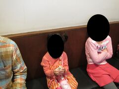 それぞれ２匹ずつ釣れたので子供達は満足そうです
調理に１匹あたり別料金がかかりますが
できたてアジフライはおいしいです