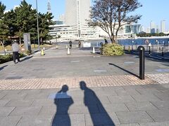 ホテルで朝食をいただく前に、正面に見えるもう一つのインターコンチネンタルホテルまでお出かけします♪