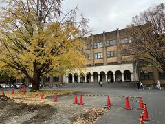 コの字型にクラシックな建物が並んでいる一番奥の農学部3号館