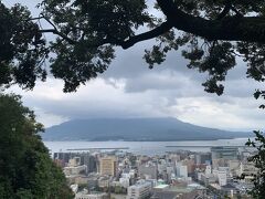 城山展望台では下車観光でした。
桜島はあいにく雲を被っていて全景が見えず…
午後からはお天気が回復する予報、雲が流れてくれないかな…
