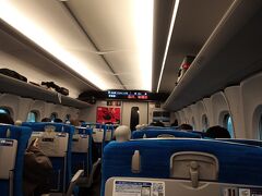 久しぶりの東海道新幹線、
のぞみなので外国人観光客は乗っていません。