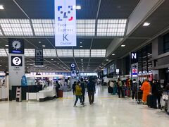 11月24日木曜 朝7:30。
成田空港T2到着。

安いベトナム行きのエアチケットって
モチのロンのベドジェット。
こちらは初めての利用。成田8:55発。

出発の1時間前にはチェックインしないと
ダメとのことでまぁまあな時間に来れたが
すでに長蛇の列。

ちなみに右のNカウンターの行列は
エアアジア。タイは人気だね。
