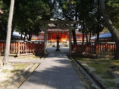 午後。一度ホテルに荷物を置いて、バスで西の京エリアに来ました。
休ヶ岡八幡宮。薬師寺の鎮守社。