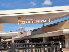 三井アウトレットパーク滋賀竜王
日曜日のお昼間なので、人、人、人!!
ランチは諦めることにしました。