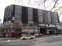 〈後編〉は２日目のランチから。
地下鉄２号線の「センタムシティ駅」から徒歩５分ぐらいのこちらのビルにやって来ました。