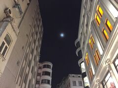 満腹して再びイスティクラル通りに出ます。
路地に光る月を見つけてパチリ。イスタンブールの夜はこれからピークを迎えます。