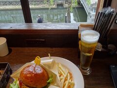 昼食はおしゃれなお店でハンバーガーとビール。

クリーザンというかばん屋さんでして、２階がカフェになっています。

おしゃれだし、但馬牛のバーガーも美味しかったです。
