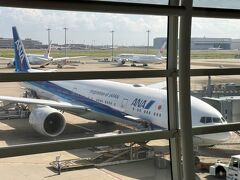 東京・羽田空港第3ターミナル 3F

本日搭乗する全日空のNH110便（ボーイング777-300ER）の写真。

2019年11月8日より東京（羽田空港）－ニューヨーク（JFK国際空港）
の路線でANAが「ボーイング777-300ER」の新型機
（ファーストクラス「THE Suite」＆ビジネスクラス「THE Room」）
を新規就航しましたが、コロナ禍でなかなか搭乗することが
できずにいました。

2022年の秋に各国の入国条件が緩和されたことを契機に、
個室に近い形状でプライベート空間が確保された新ビジネスクラス
「THE Room」の新シートを体験することができました ＼(^o^)／