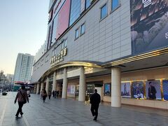 ソウル方面に向かう為に富平駅へと向かいます。富平駅は日本でいうところの駅ビルがありロッテマートやロッテ映画館などロッテ系列のお店が入っている他、ユニクロなども入っていました。
また後々紹介しますが富平駅の地下ショッピングモールはギネス登録されるほど大きいそうで、そちらにもつながっています。
とても便利な反面特に地下の構造が複雑で、これから４日間毎日地下に惑わされる日が続きました(笑。