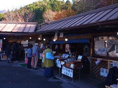 下呂温泉いで湯朝市は合掌村手前の駐車場にあり
地元の企業の高山ラーメンや野菜、お土産が売っています。